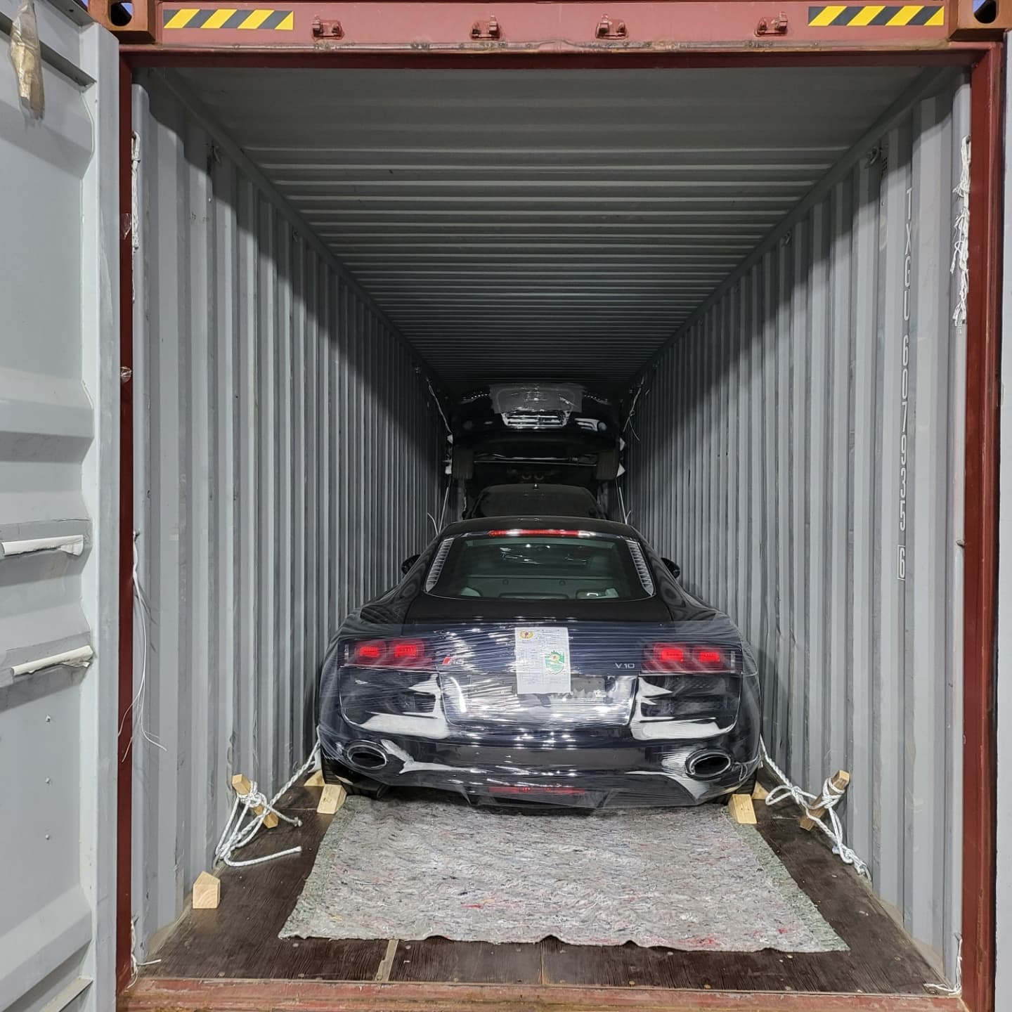 Загрузка контейнера для экспорта подержанных автомобилей из Кореи
