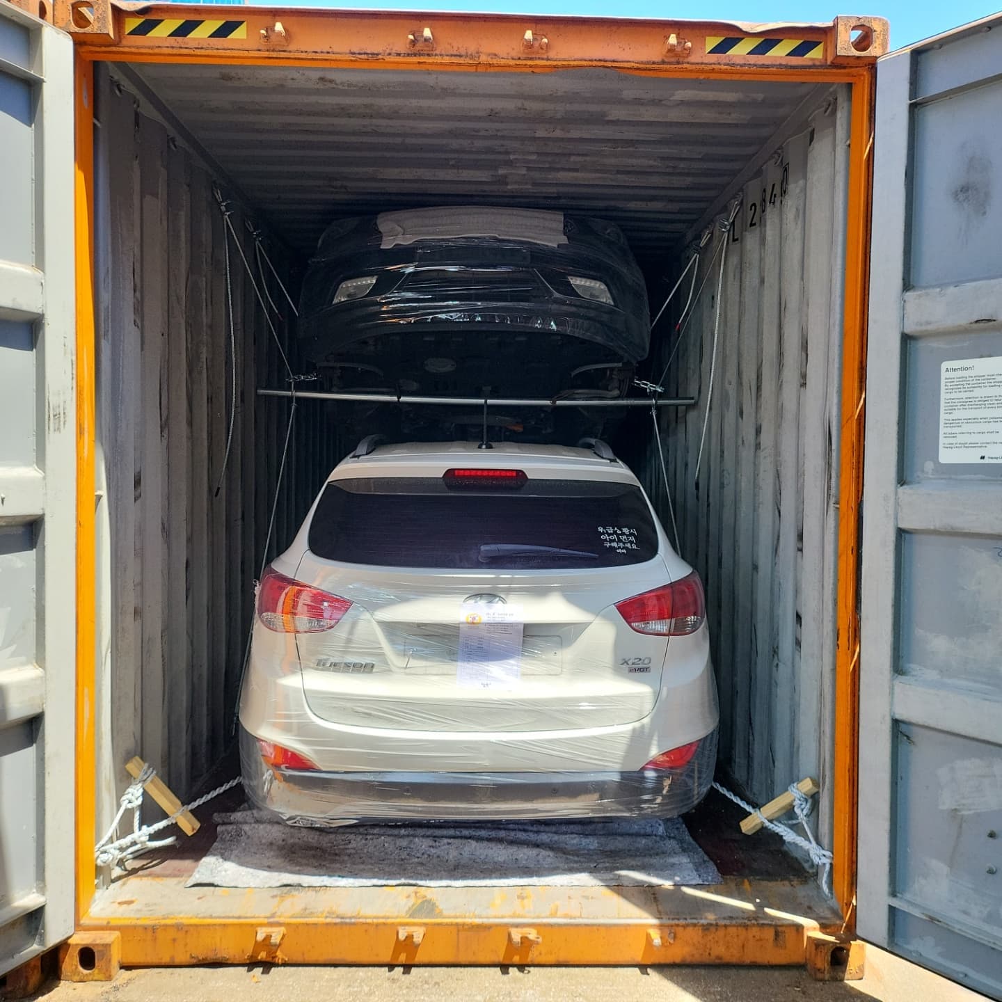 Загрузка контейнера для экспорта подержанных автомобилей из Кореи