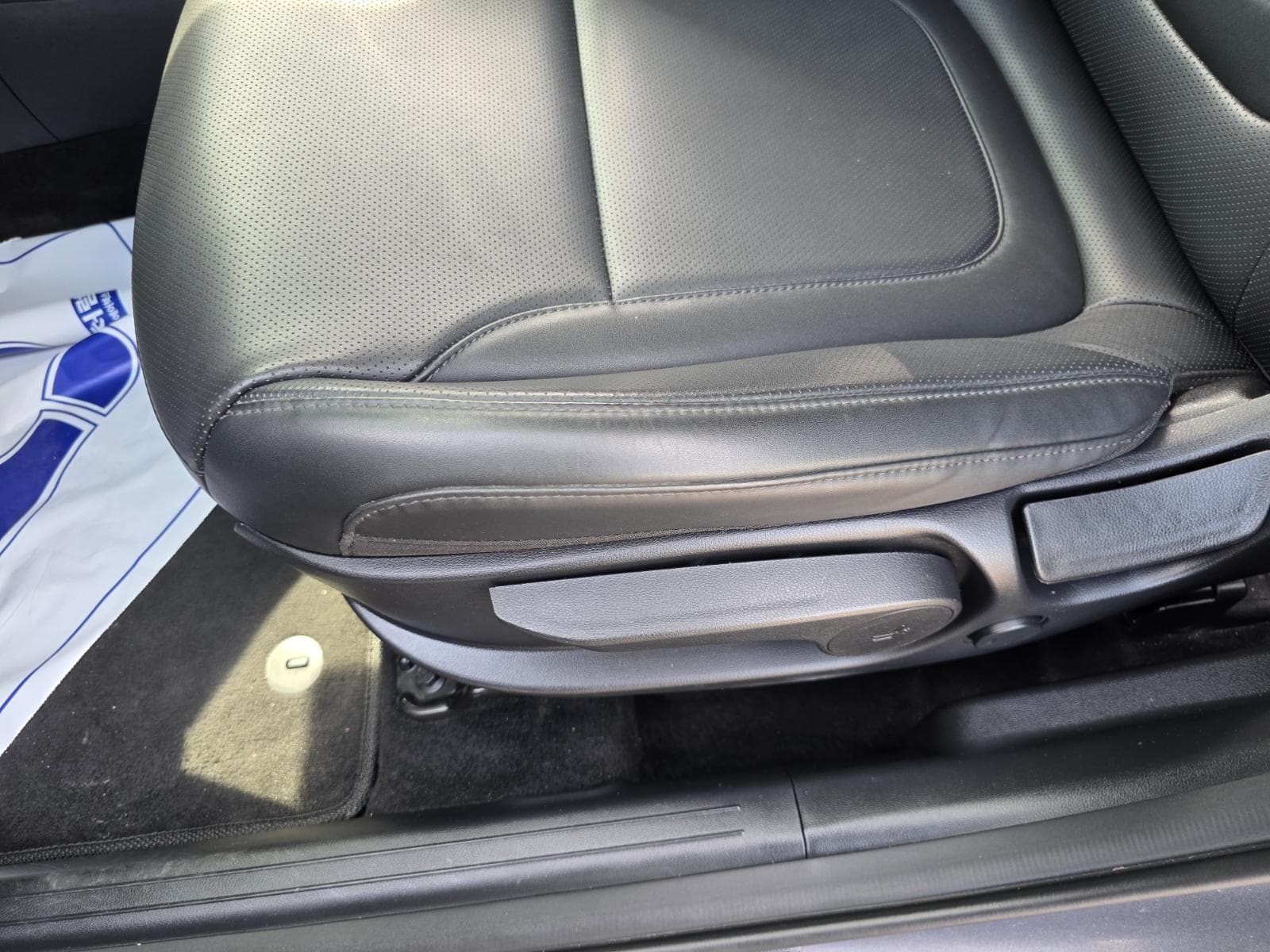 Seats and door trim photo slot 26