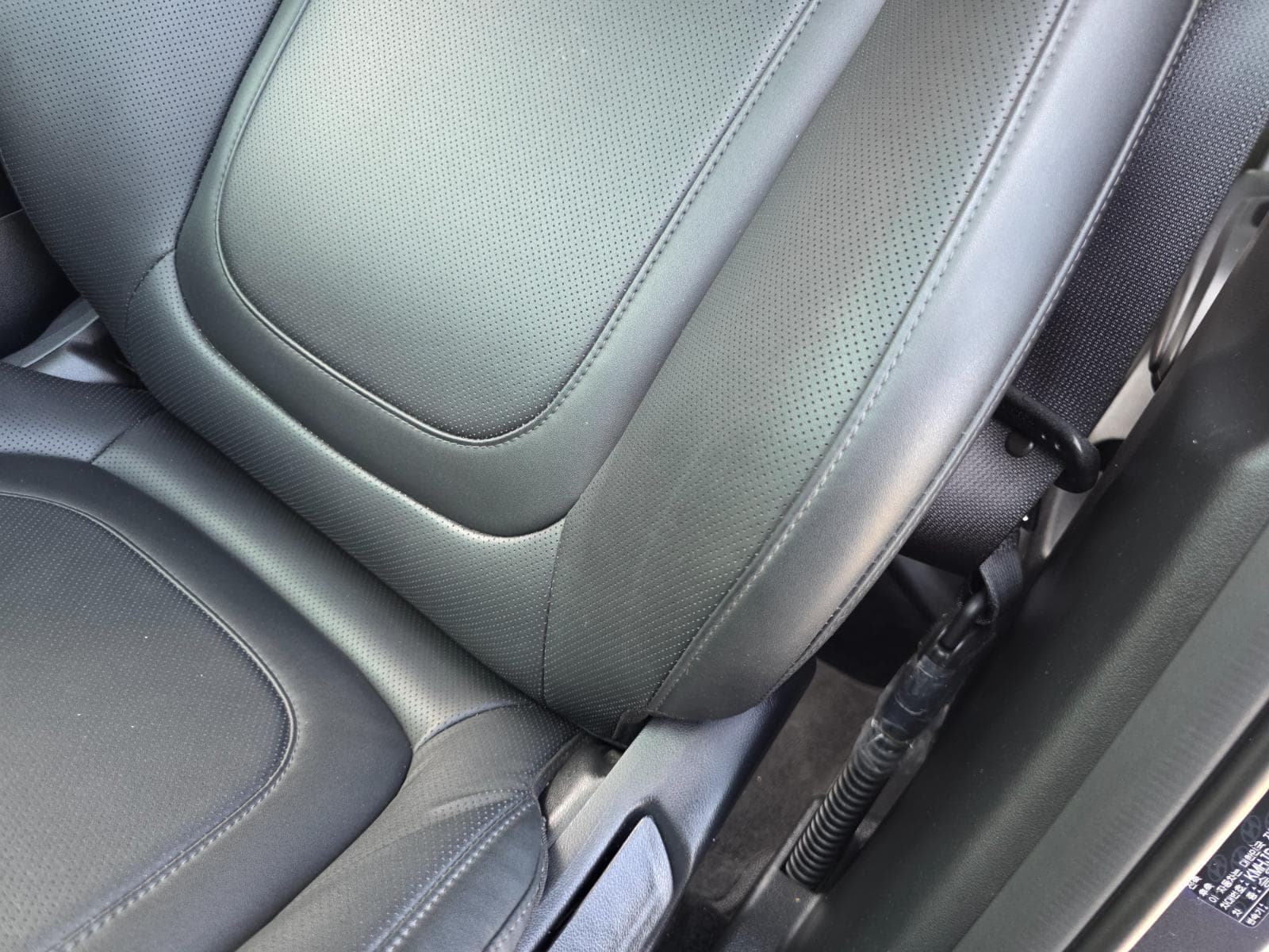 Seats and door trim photo slot 27