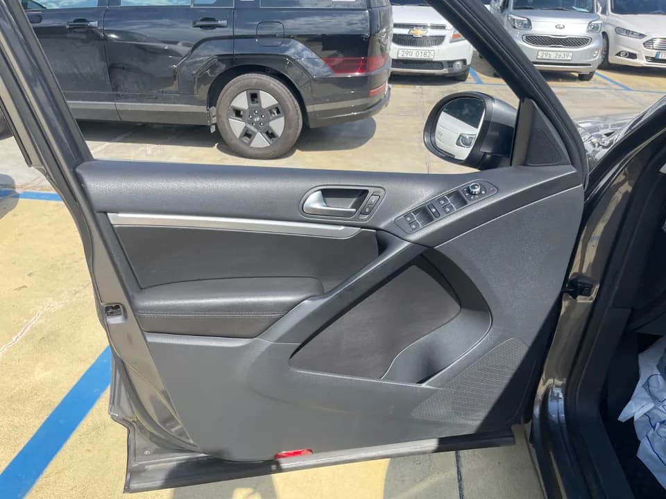 Interior, doors, seats and options inspection photo 25