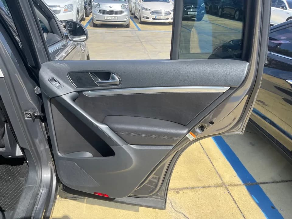 Interior, doors, seats and options inspection photo 29