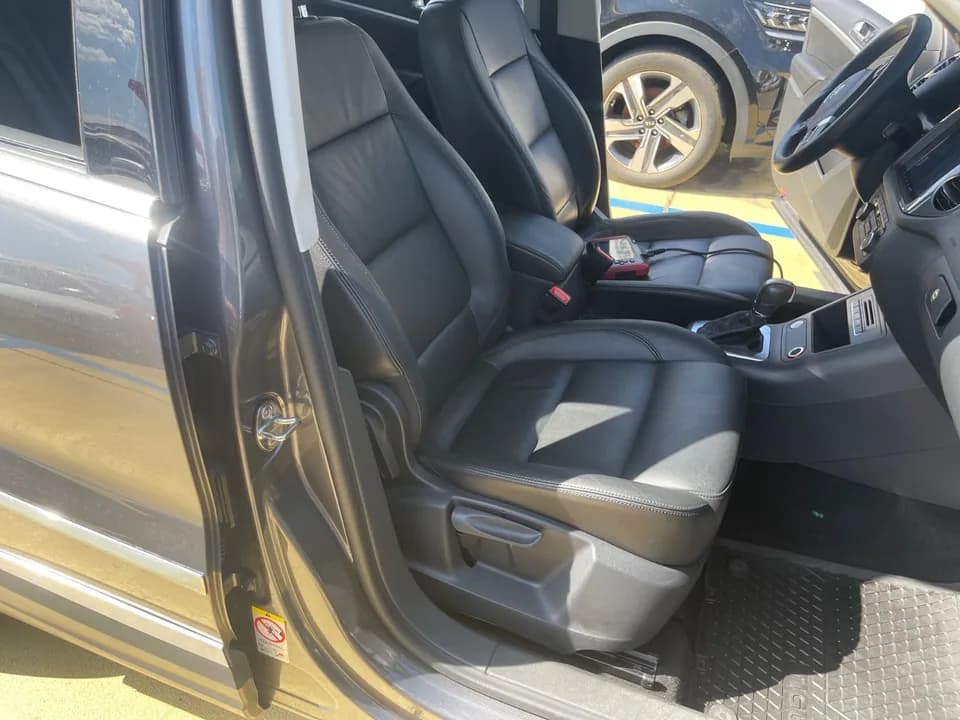 Interior, doors, seats and options inspection photo 32