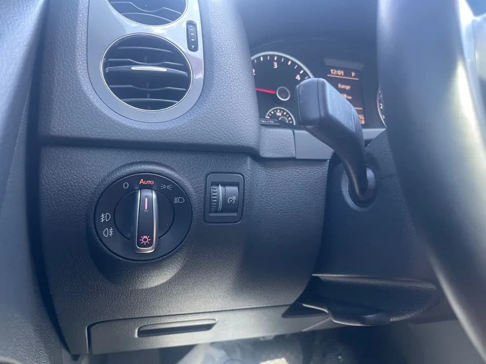 Interior, doors, seats and options inspection photo 36
